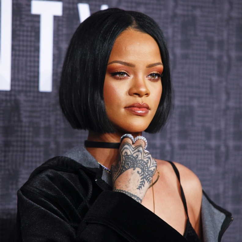 ريهانا مريضة بالحلق