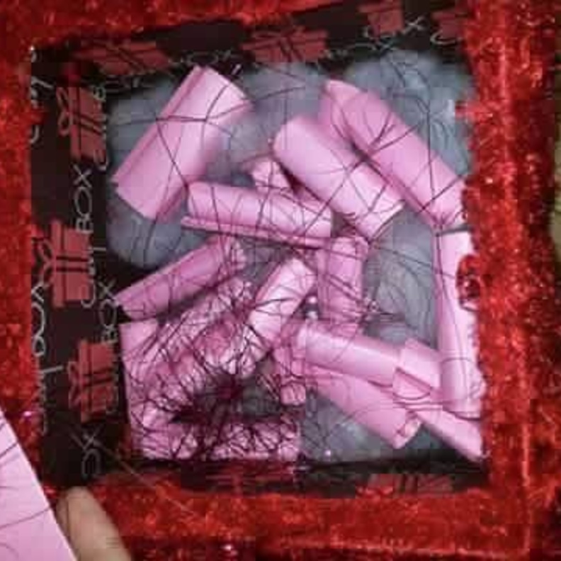 الهدية التي قدمتها الزوجة هي عبارة عن صندوق هدايا 