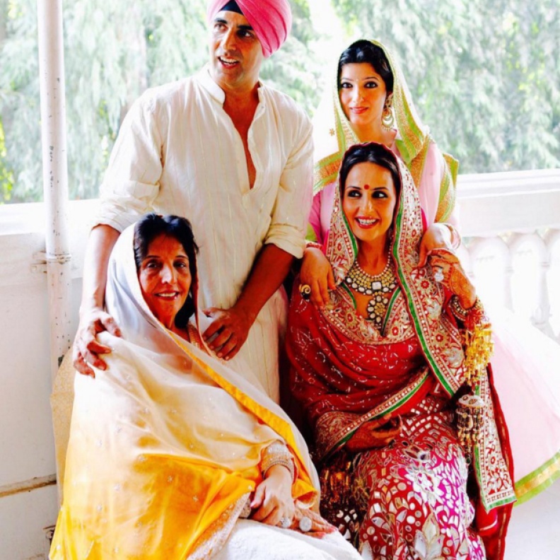 والدته ارونا باتيا وزوجة الممثلة المعتزلة تونكل كانا وشقيقته الكا باتيا