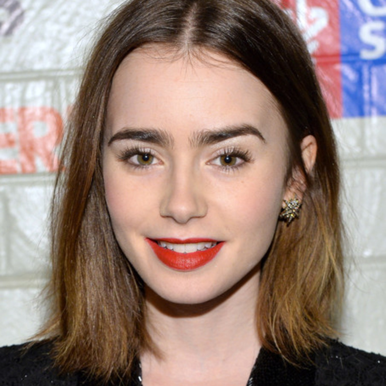 ليلي كولينز ترترتدي مجوهرات H. Stern Jewelry