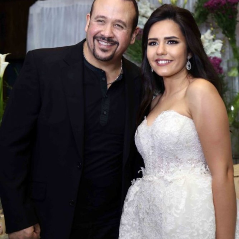 هشام عباس مع العروس