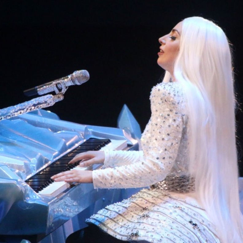 اول بيانو عزفت عليه ليدي غاغا