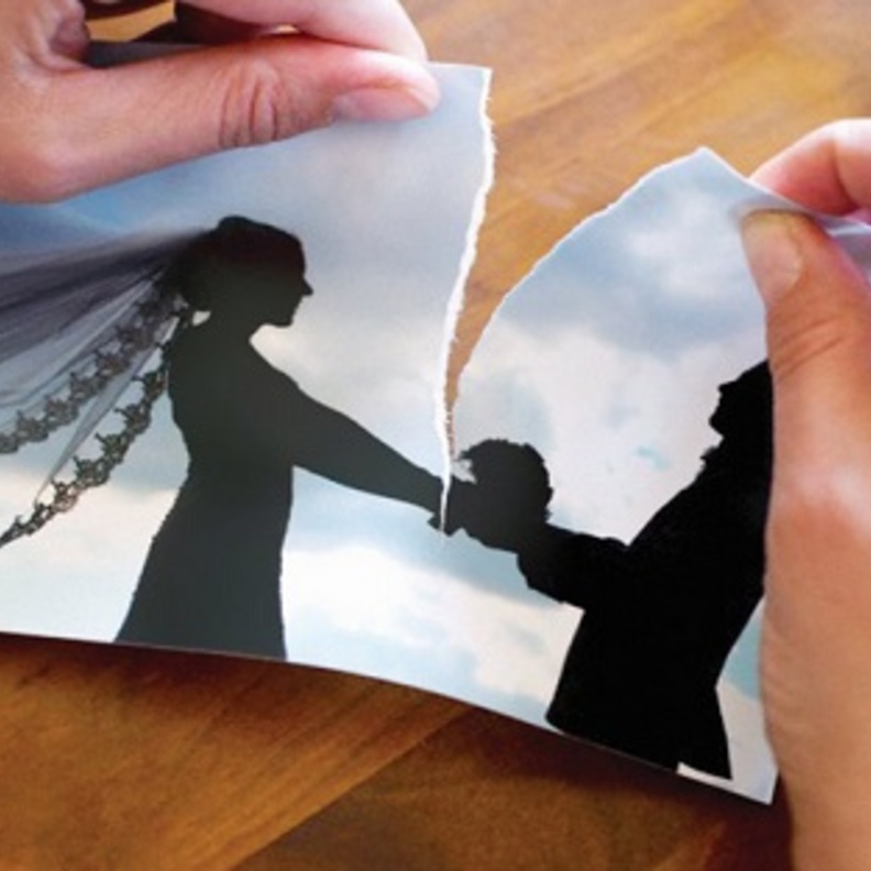 طلق العريس عروسه