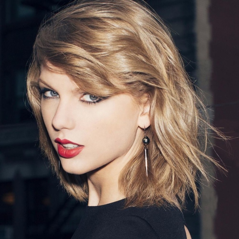 نجوم هوليود يديرون ظهورهم للمغنية تايلور سويفت