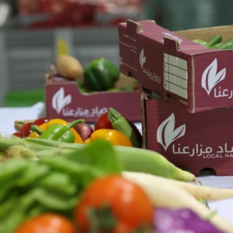 سيارات مبردة لبيع منتجات المزارع أمام مساجد أبوظبي في رمضان