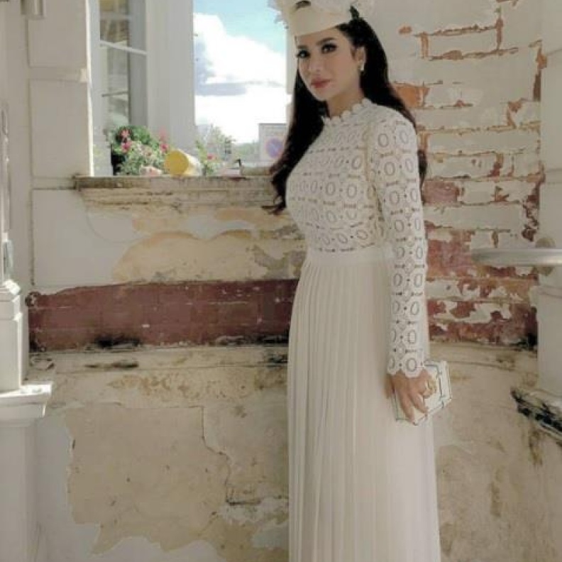 لجين عمران تتألق بالأبيض في رويال آسكوت بعدسة محمد سعيد حارب