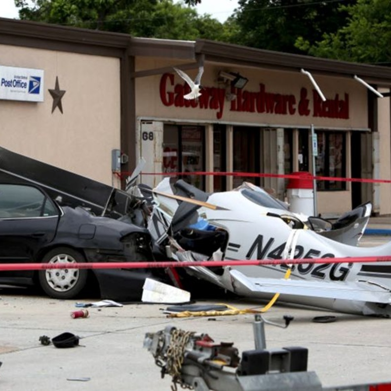  لحظة سقوط طائرة ركاب صغيرة فوق سيارة