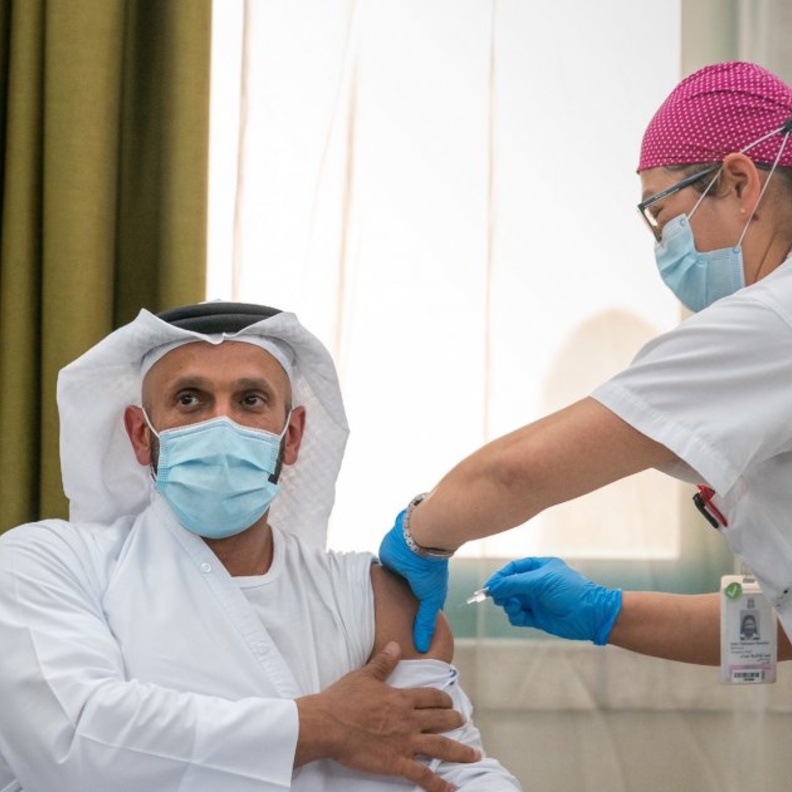 الشيخ عبدالله آل حامد رئيس دائرة الصحة بأبوظبي أول المشاركين في تجربة لقاح كوفيد -19