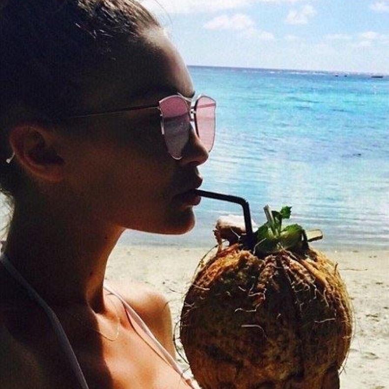 جيجي حديد تستمتع بشرب عصير جوز الهند خلال عطلتها مع زين مالك