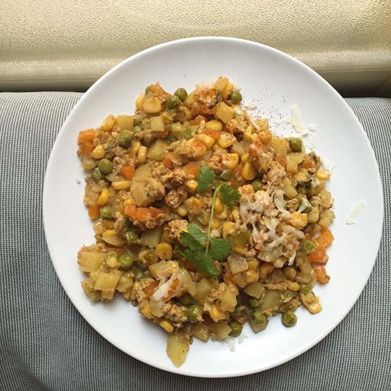 طبق الدجاج بالخضار من أعمال إرادة 