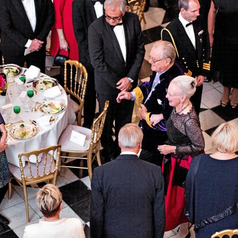 العائلة الدنماركية من حقبة الأربعينيات في حفل عشاء