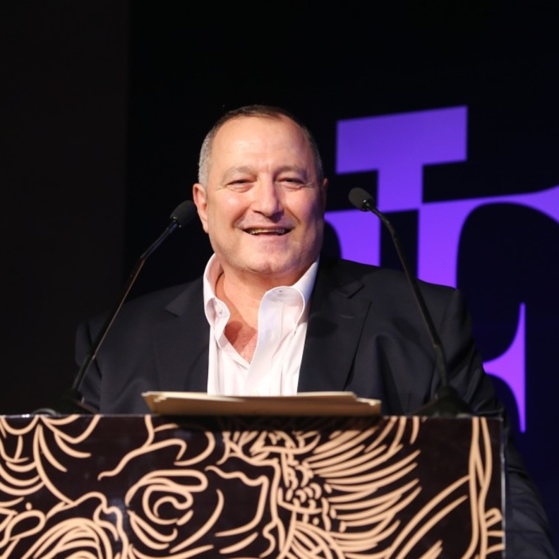 مدير التحرير ومحاور المشاهير عدنان الكاتب يلقي الكلمة الرئيسية