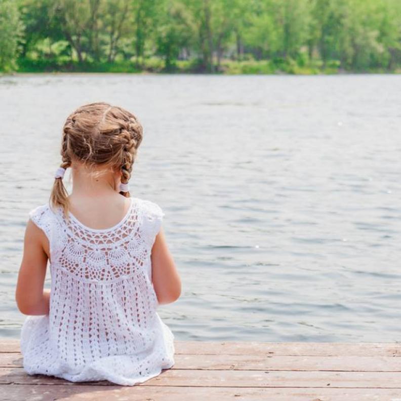 شاهدوا رد فعل طفلة هددتها أمها بإلقائها في النهر تأديبا لها