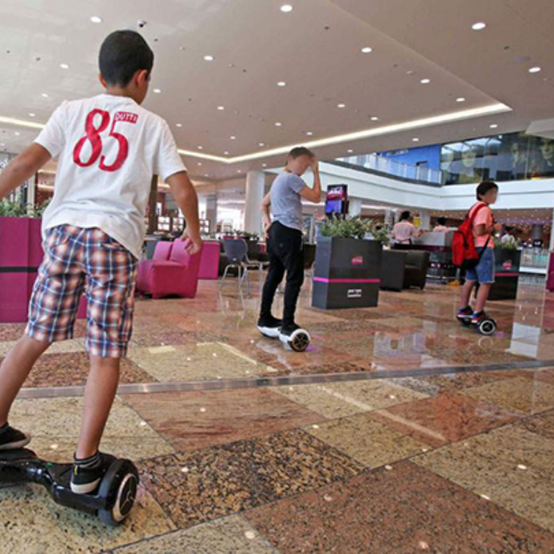  القرية العالمية في دبي .. تمنع عجلات التوازن الذكية