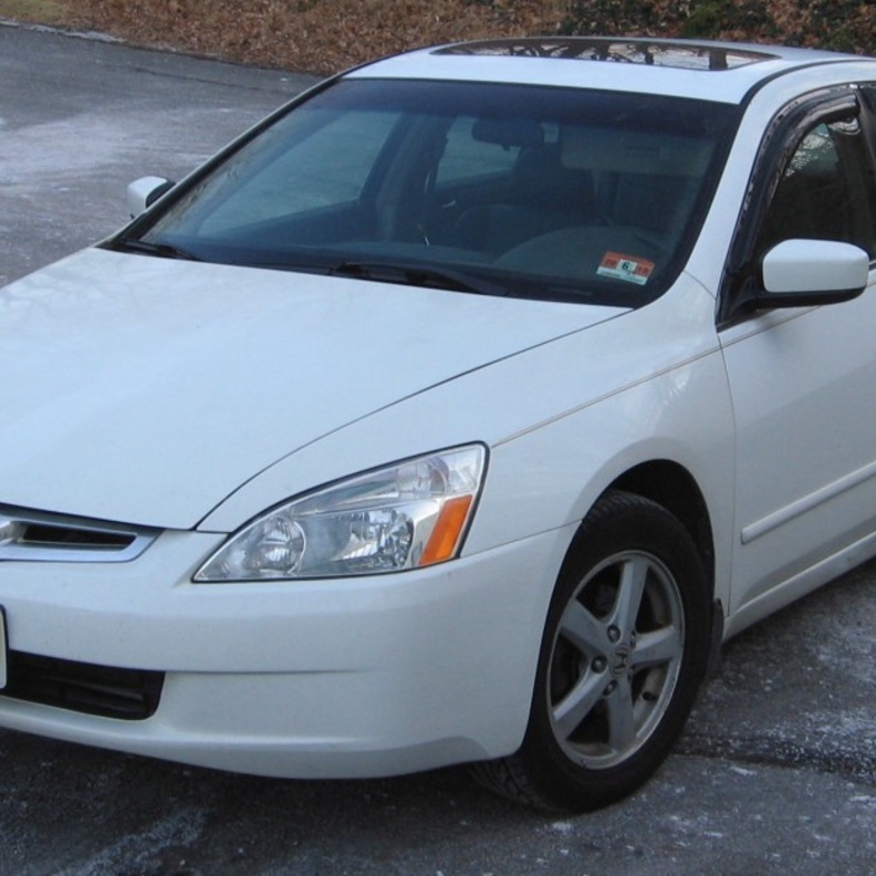 لخلاف على الفاتورة.. عجوز يقتحم فندقاً بسيارته