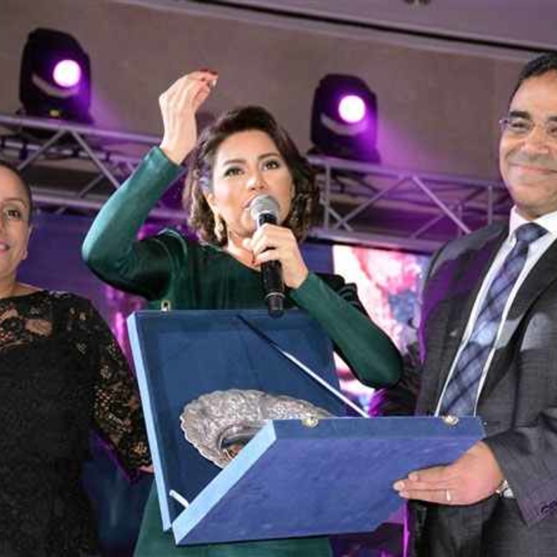 شيرين تتلقى درع التكريم من الجمعية