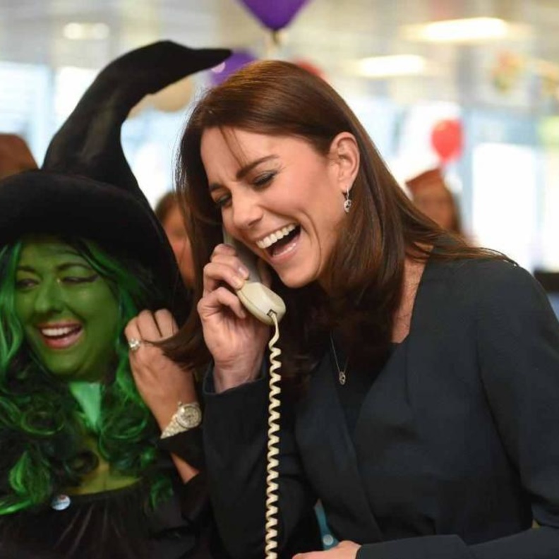 كيت عملت مندوبة مبيعات لأغراض خيرية منذ أسبوعين