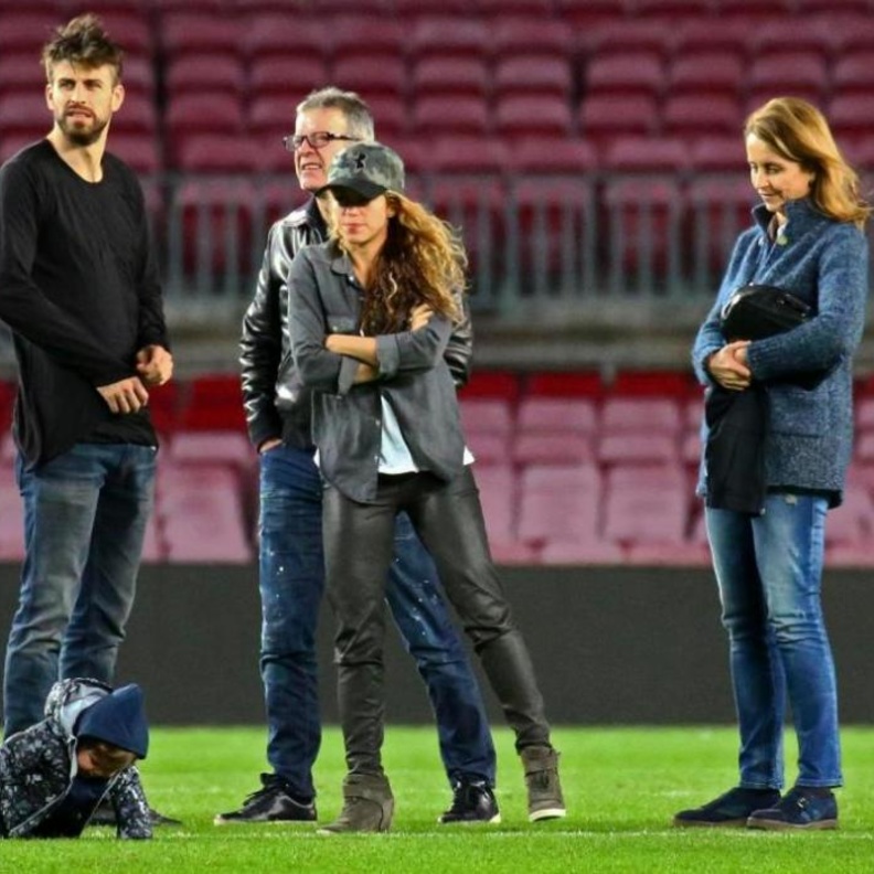 بالصور: شاكيرا تدعم بيكيه بعد لقاء برشلونة وغرناطة