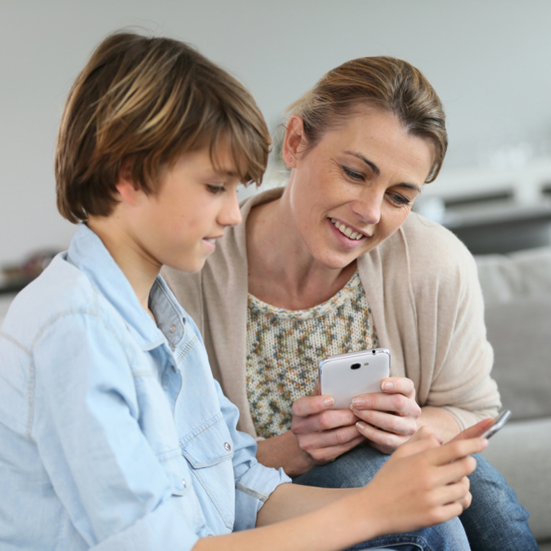 مشاركة الأبناء والتقرب منهم أمر ضروري جدا في مرحلة المراهقة