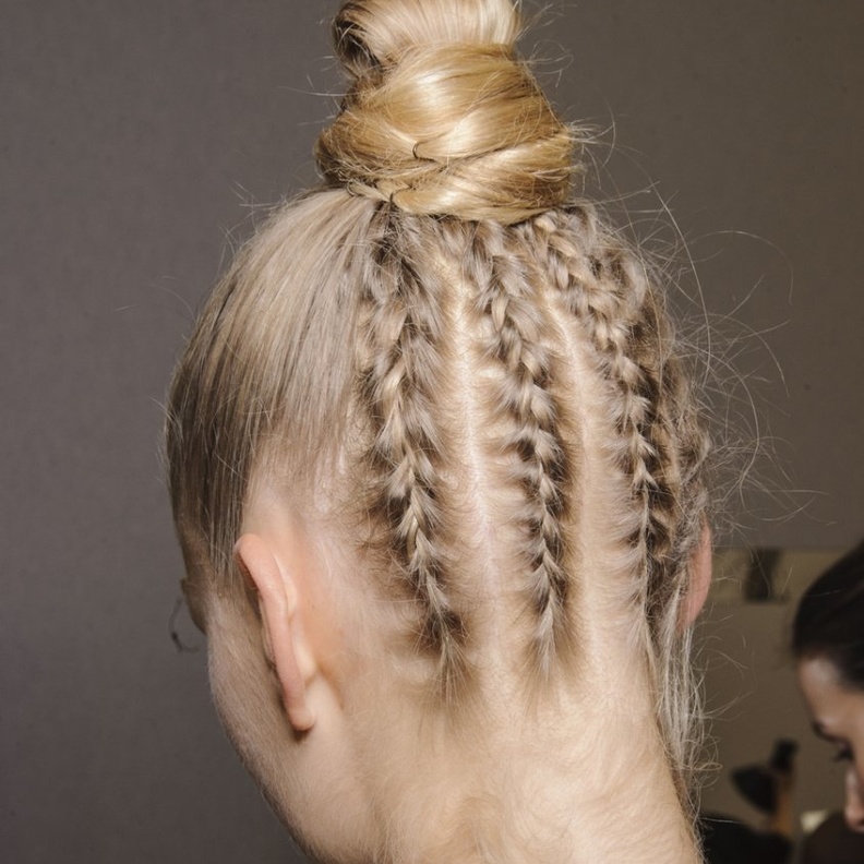 تسريحات شعر مع الشينيون بأسلوب كريستيان ديور Christian Dior