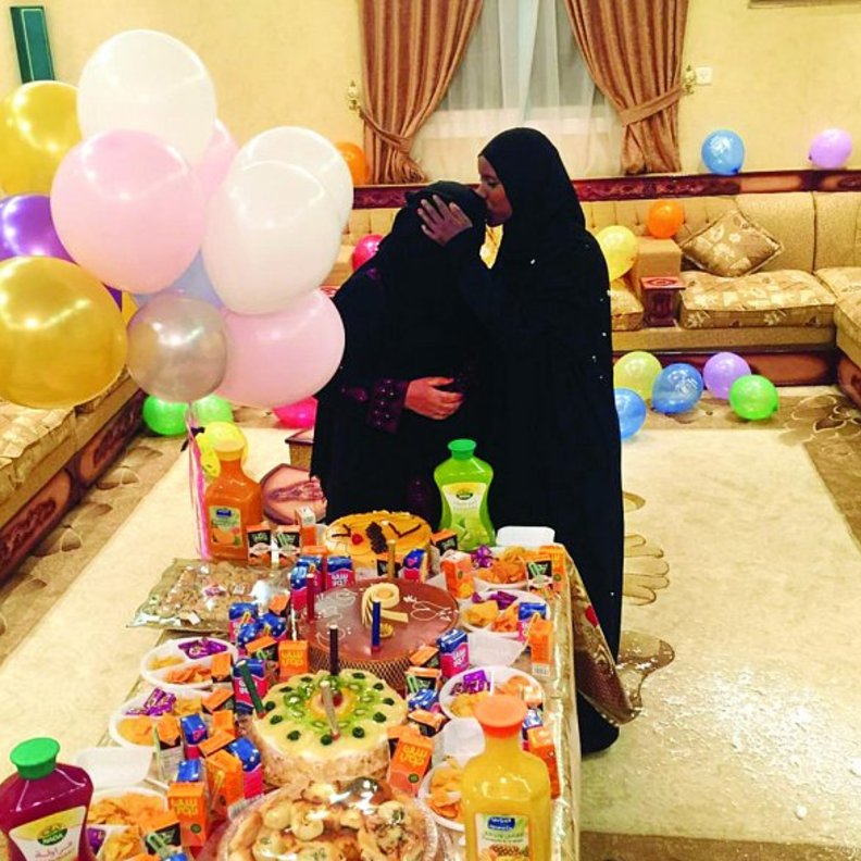 ربة المنزل في حفل وداع عاملتها