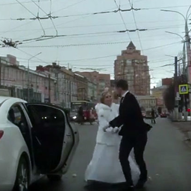 شحار عنبف بين عروسين