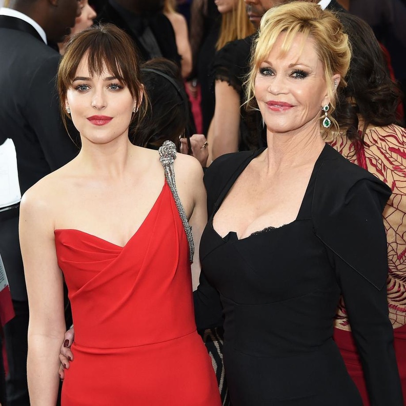 هل ورثت داكوتا جمالها من والدتها؟