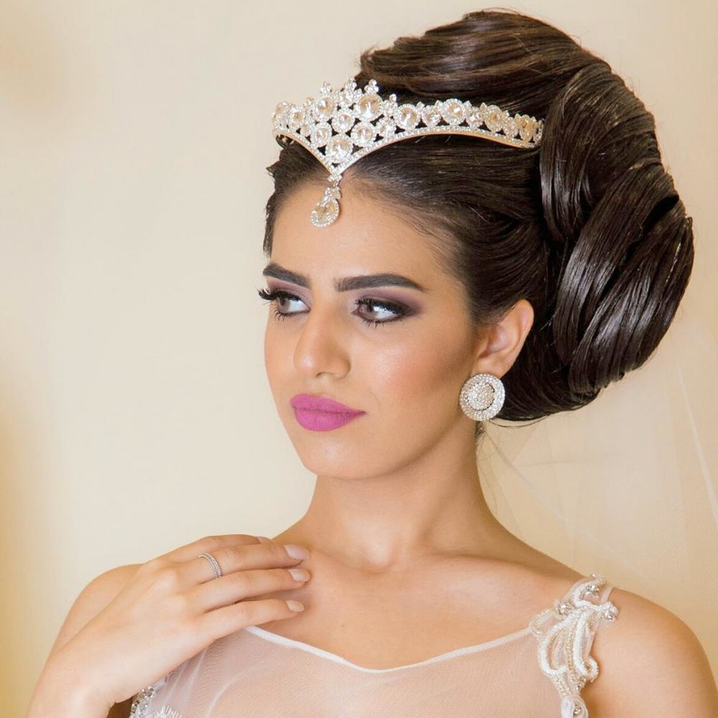 تميزي بتسريحة ملوكية يوم زفافك