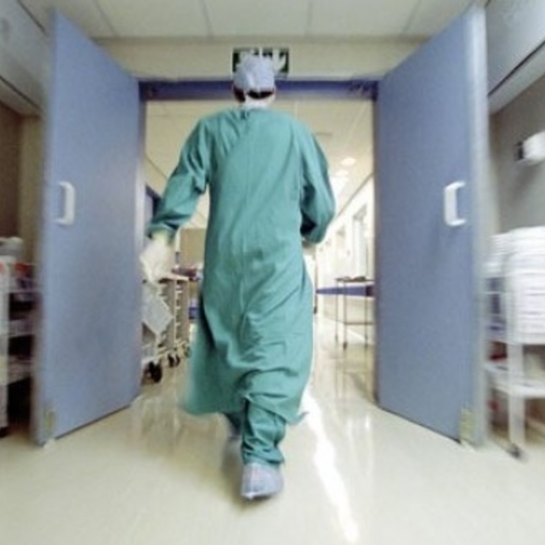 طبيبة تعتدي على مريضة بالضرب في غرفة العمليات