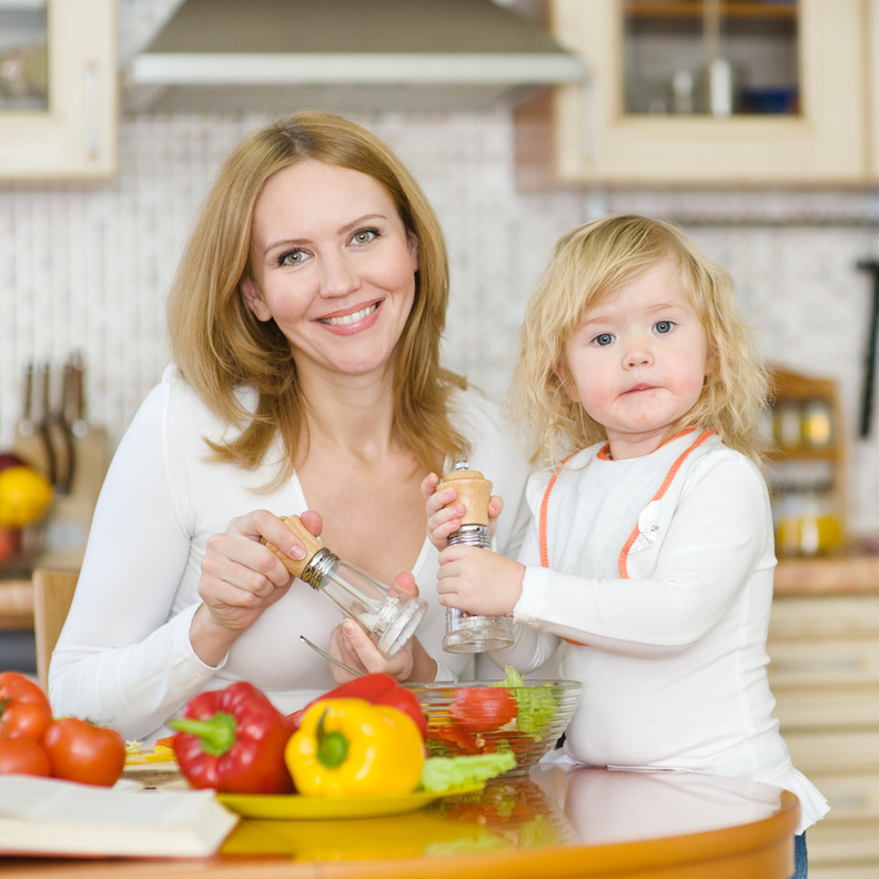 بأمر الأطباء .. هذه الأطعمة لا يجب على الأم تقديمها للطفل أبداً