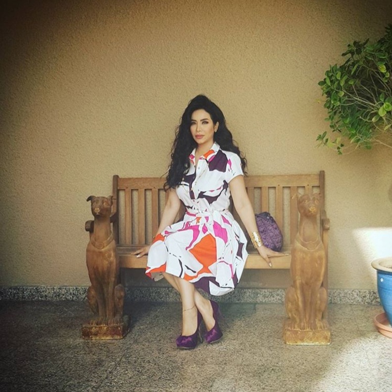 لجين عمران ترتدي فستان ابيض مع ورود ملونة لاطلالة صباحية منعشة