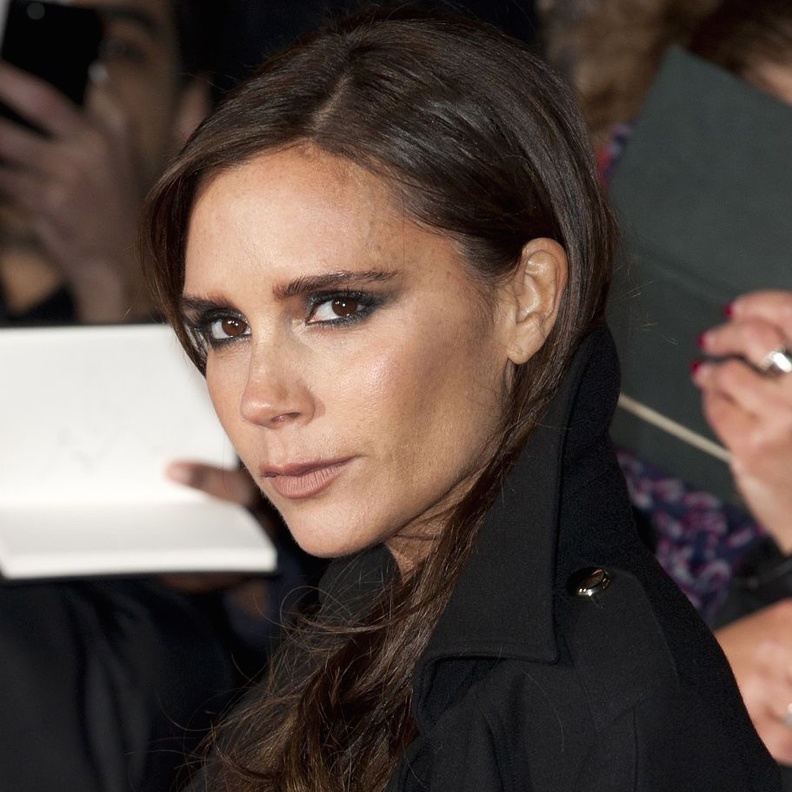 Victoria Beckham - فيكتوريا بيكهام في مكياج سموكي وشفاه نيود
