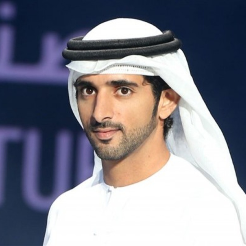 الشيخ حمدان بن محمد يفاجئ قائد عبارة باكستاني في دبي