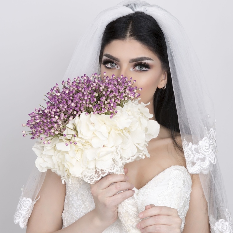 جمال العروسة في بساطتها وعفويتها امام الكاميرا