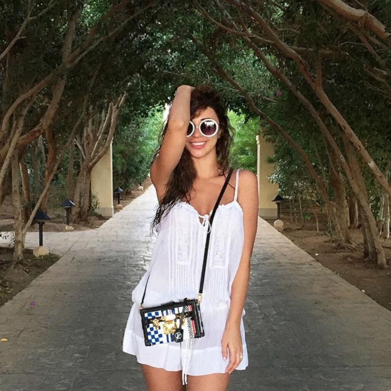 نسقت ميريام فارس بين شنطة يد من لويس فويتون ونظارات كبيرة مستوحاة من السبعينيان