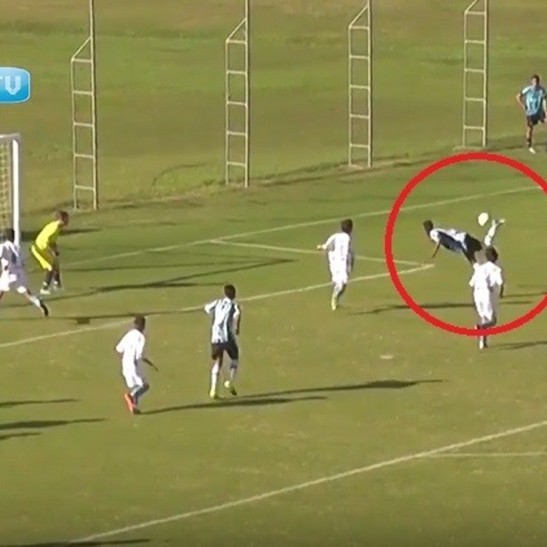 فيديو : فتى برازيلي يتصدر الصحف العالمية بـ ضربة العقرب