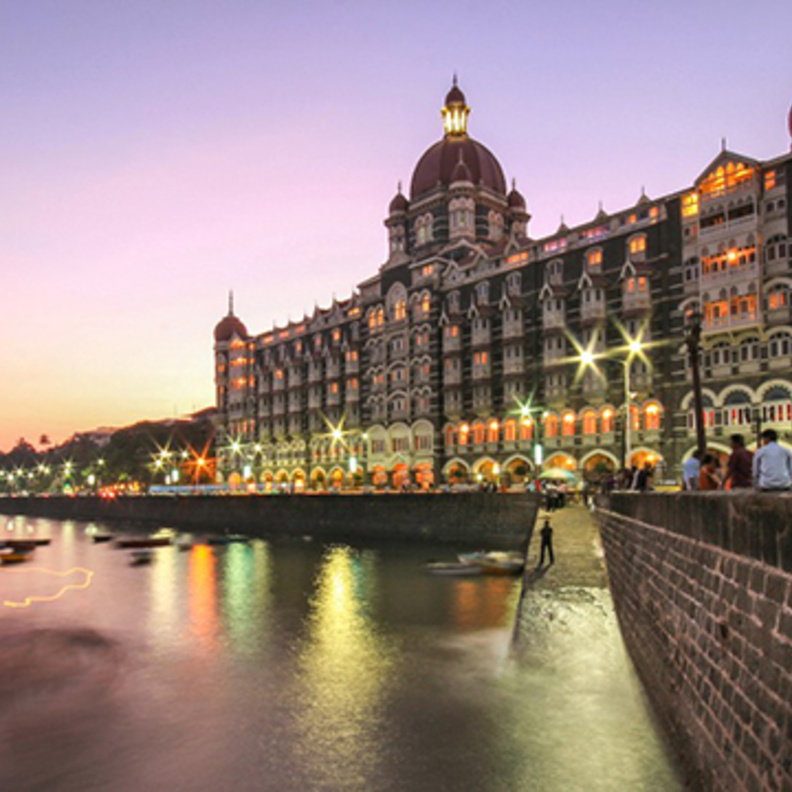 يتمتع الفندق بإطلالة على المدينة وعلى مرفأ مومباي والمحيط الهندي