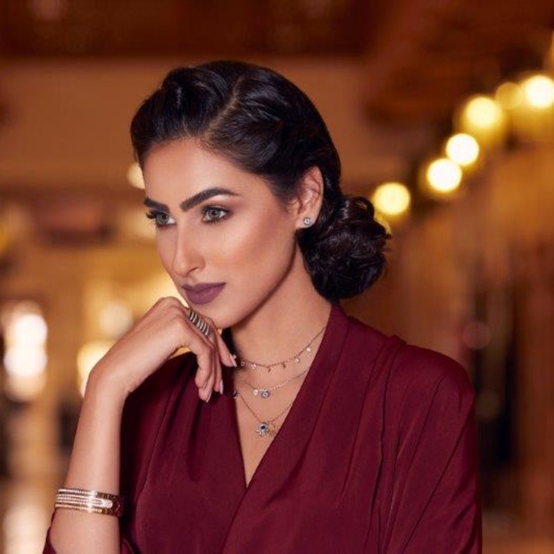 إطلالةٌ رمضانيّة رائعة بتوقيع مجوهرات Swarovski المتألّقة