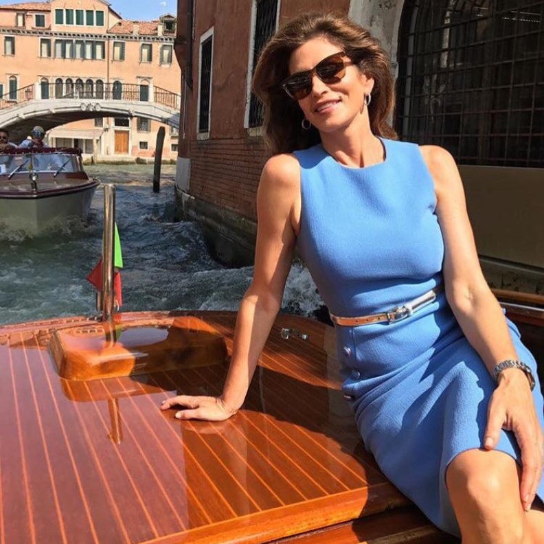 سيندي كروفرد خلال تمتعها باجازتها في مدينة البندقية الايطالية