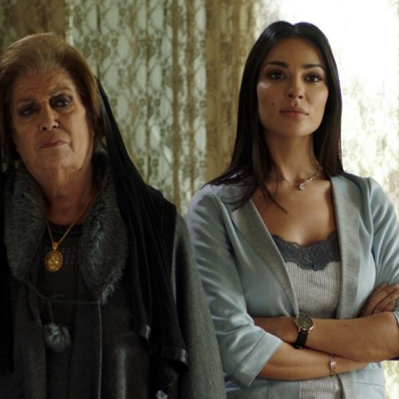 نادين نجيم تتشاجر مع منى واصف 