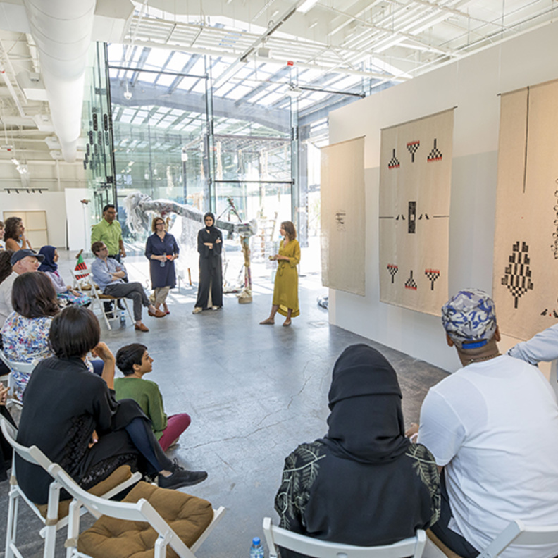 معرض "المجتمع والنقد الفني" للفنانين الواعدين في دولة الإمارات