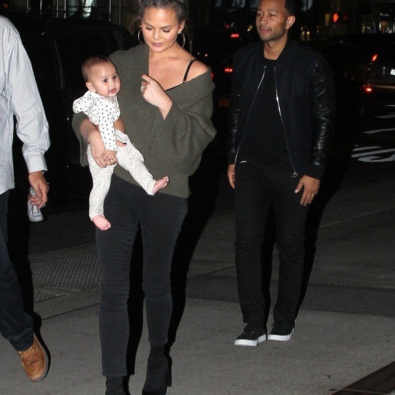 الثنائي الأكثر جمالا في هوليوود جون ليجند وزوجته وكريسي تايجن مع ابنتهما في جولة لهما في نيويورك بالأمس