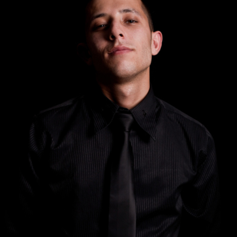 تحظى القميص باللون الاسود بأهميّة كبيرة في أوساط الرجال