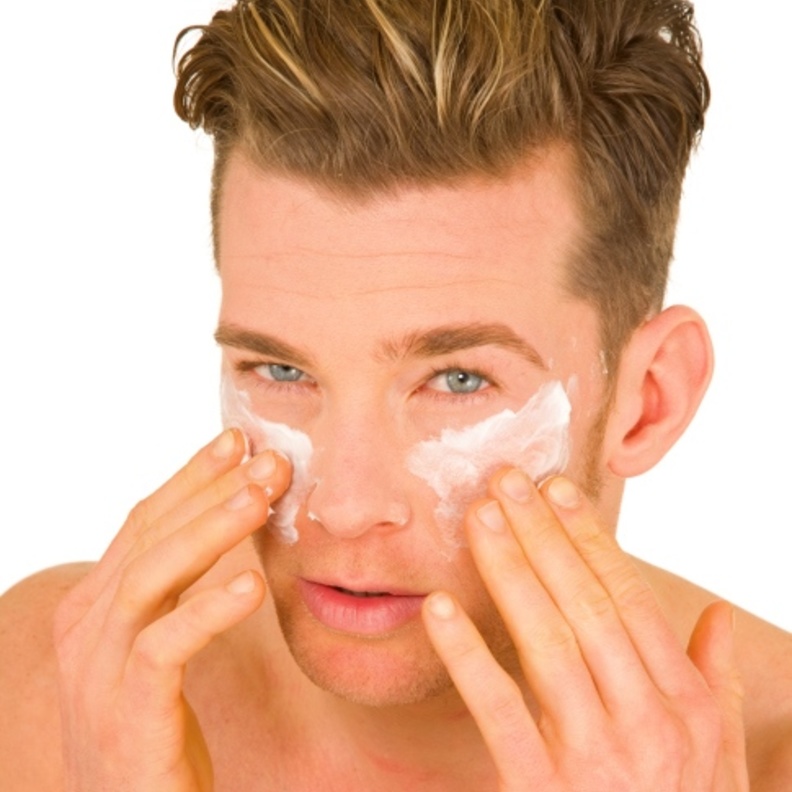 تماماً كما النساء، فإنّ الرجال يحبّون الاعتناء ببشرتهم والحصول على وجه نضر