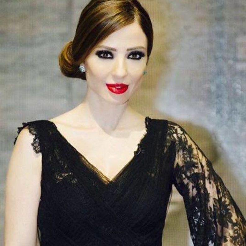 ترتدي تصميم باللون الأسود ايضا من طوني ورد