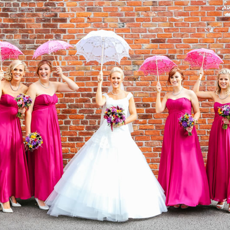 احرصي على توفير عدد كبير من المظلات الشمسية لك ولوصيفات الشرف 