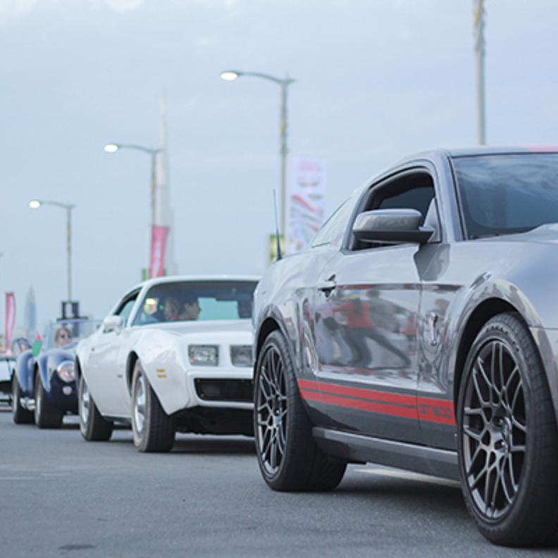 موكب دبي الاستعراضي .. أرقى سيارات العالم تجوب شوارع دبي