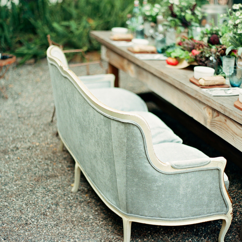 أريكة كلاسيكية أنيقة للعروسين لحفلات الزفاف الكلاسيكية