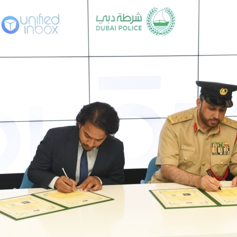تطوير برنامج شرطة دبي " آمنة " من خلال الربط مع شبكات التواصل الاجتماعي