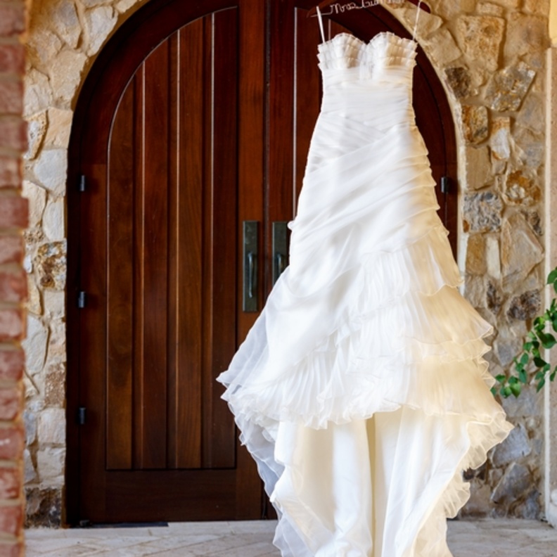 استخدمي  الشرائط على طبقات الجانب لتعليق الفستان